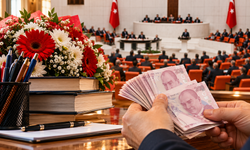 Öğretmenlere Bir Maaş İkramiye Teklifi TBMM'de! 24 Kasım İçin Yeni Düzenleme Gündemde